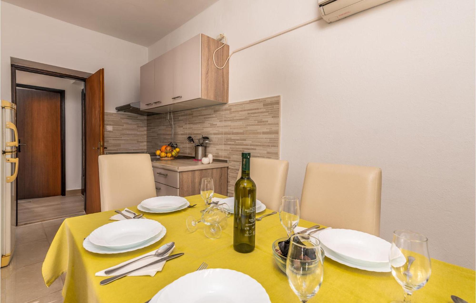 3 Bedroom Nice Apartment In Krk クルク エクステリア 写真