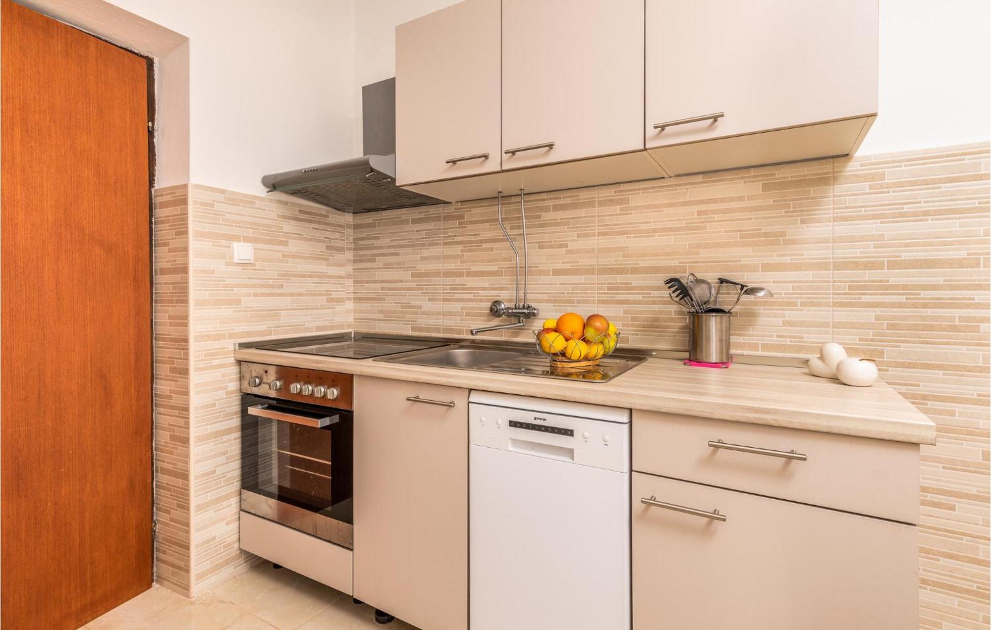 3 Bedroom Nice Apartment In Krk クルク エクステリア 写真