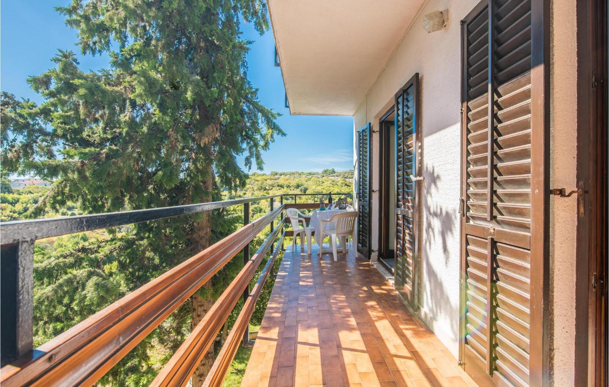 3 Bedroom Nice Apartment In Krk クルク エクステリア 写真